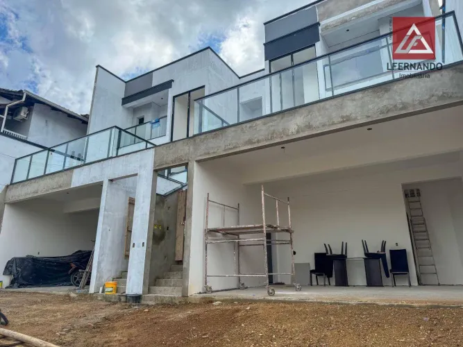 Sobrado Tríplex com 3 dormitórios, sendo 1 suíte e 2 dem-suítei à venda, 180 m² por R$ 990