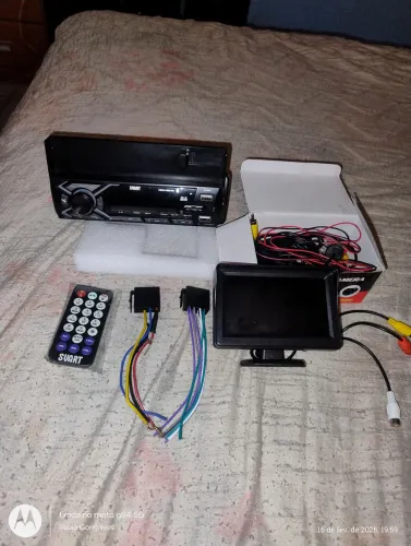 Vende-se um rádio de carro com suporte para colocar celular e uma câmera de ré com uma .