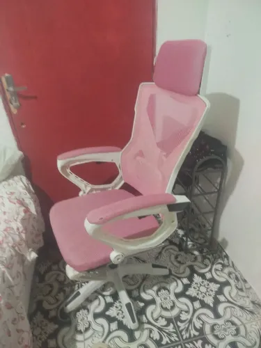 Vendo uma cadeira rosa 250