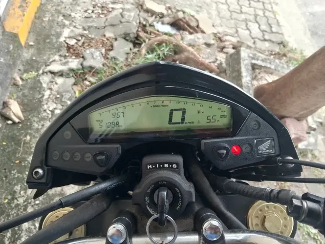 Moto pouco rodada em ótimo estado de conservação