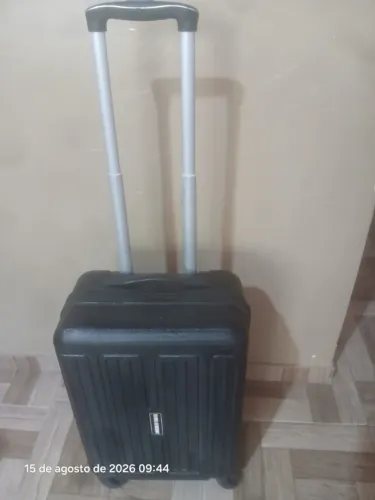 Mala de Viagem Preta com Rodinhas e Cadeado - R$ 100