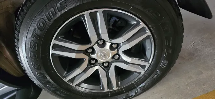 Jogo rodas Hillux SW4 aro 17 originais Toyota com pneus Bridgestone
