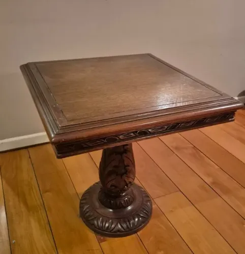 Mesa de canto em madeira maciça com medidas 0,55 A x 0,50 P x 0,50 L