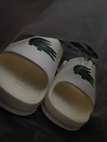Chinelo slide Lacoste Serve 