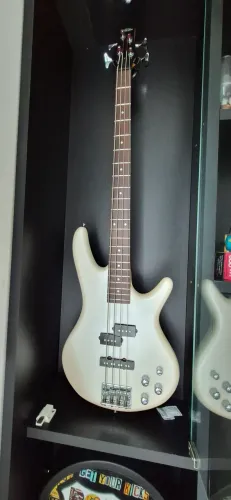 Baixo Ibanez Gio Soundgear GSR200 Ativo 4 Cordas - Branco Pérola