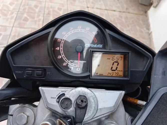 Vendese ou troco moto CB300 por outra moto de menos cilindrada uma 150 ou 160 da Honda