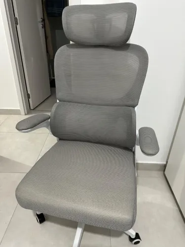 Cadeira de Escritório Ergonômica Cinza e Branca com Apoio para Lombar