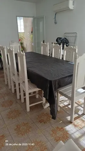mesa de jantar em madeira de cerejeira com 8 cadeiras, e tampo de vidro.