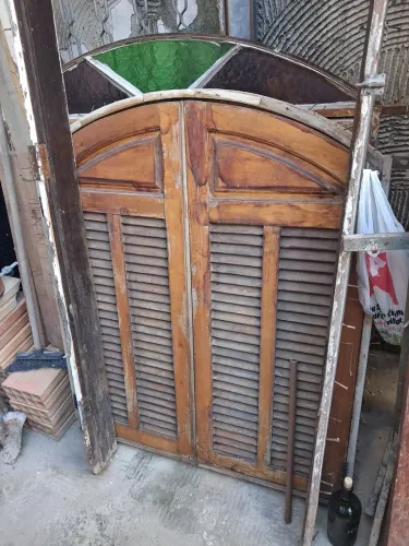Porta e janela de madeira