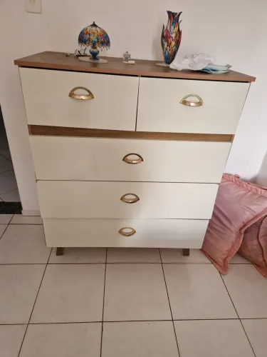Cómoda branco e bege