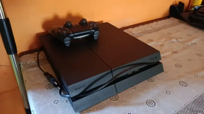 Vendo PS4 HD 500 e Jogos Incluso