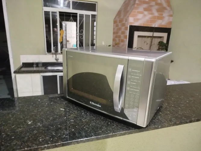Microondas Electrolux Blue Touch 31L 127v, todo em INOX, funcionando. (LER A DESCRIÇÃO)
