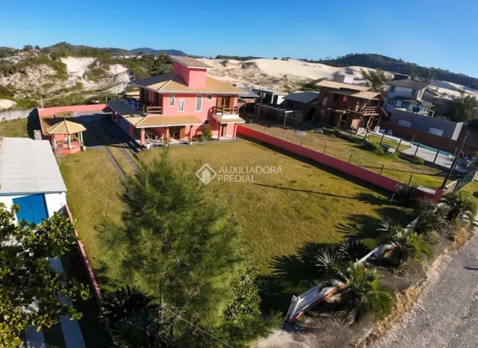 Casa de Alto Padrão com 320m² em Terreno de 1.100m² a 50 Metros do Mar - Praia da Ribancei