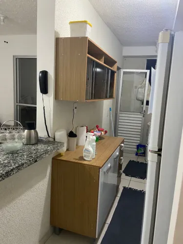 Armário aéreo em vidro e balcão