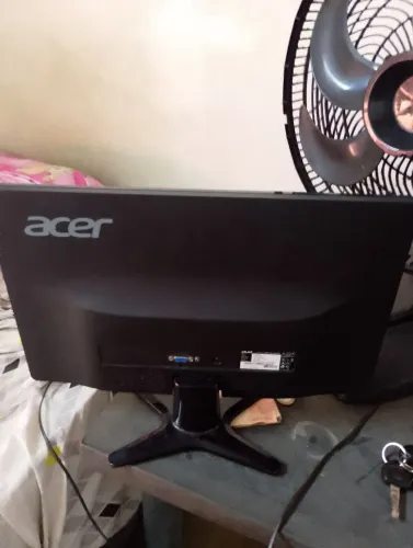 Duas telas de computador a venda