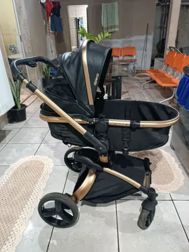 Carrinho de bebê Disieco.
