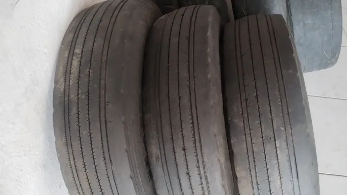 Pneus usados para caminhão. Carreta e ônibus