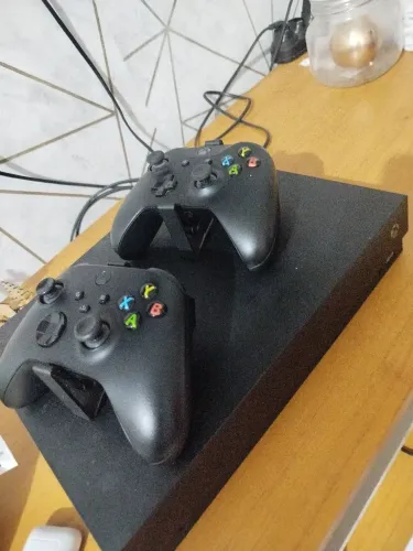 Xbox one-X,dois controles e jogos