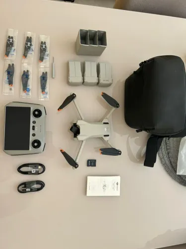 Drone DJI Mini 3 - Fly More Combo Plus + Controle com tela