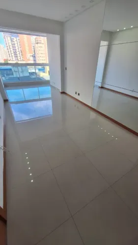 Unidade de frente, sol da manhã e vista livre 