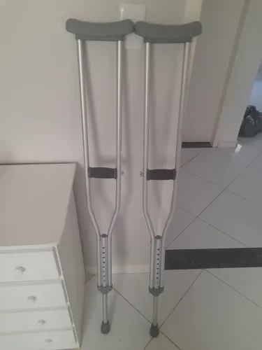 Muleta axilar regulável