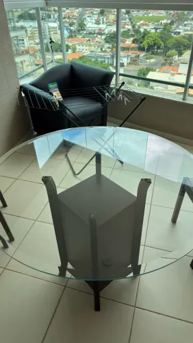 Mesa com tampo de vidro