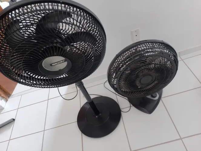 Dois ventiladores funcionando barato