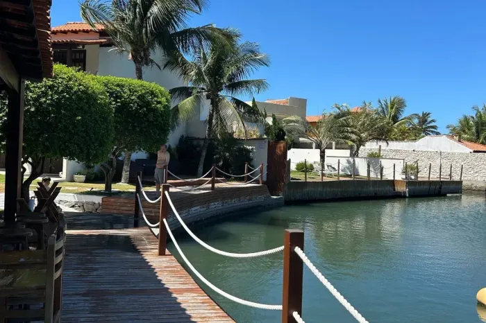 Duplex em Condomínio Fechado na Ogiva | Beira-Canal, Piscina e Sauna