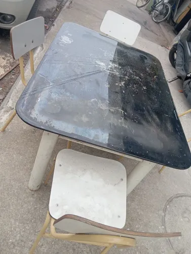 Mesa com tampo de vidro e quatro cadeiras