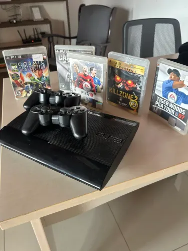 PS3 Superslim 465gb com controles e jogos