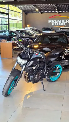 Yamaha MT-07 com IPVA 2026 pago.