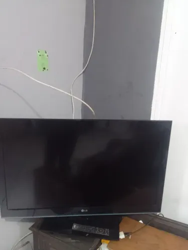 Vendo essa TV 42 polegadas bivolt funciona muito bem com controle LEDE só buscar em Canoas