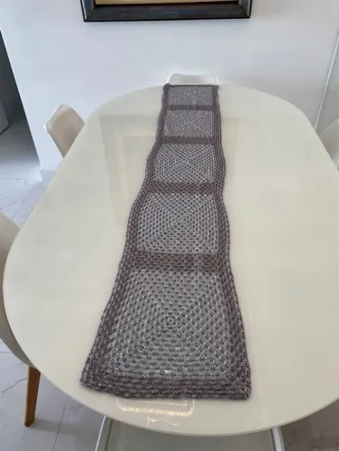 Caminho de mesa cinza - Preço final R$ 22,00