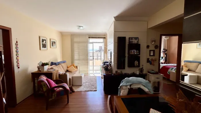 Apartamento 2 Dormitórios com Suíte, Vista para o Mar e Sacada com Churrasqueira no Estrei