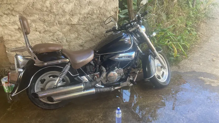 Mirage 250-moto parada