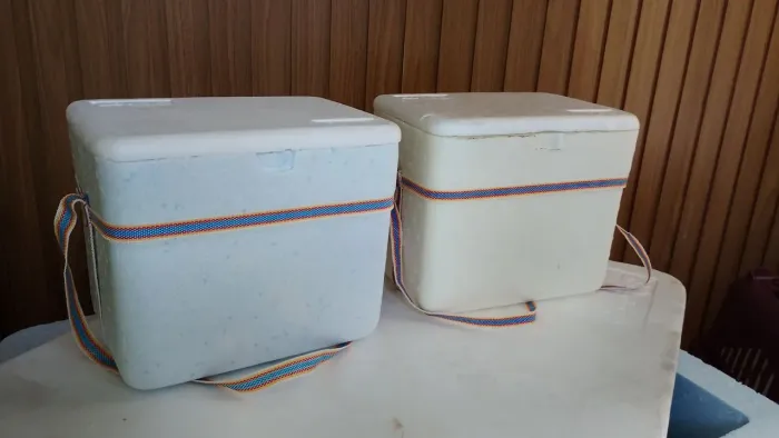 2 caixas de isopor 8L com alça 