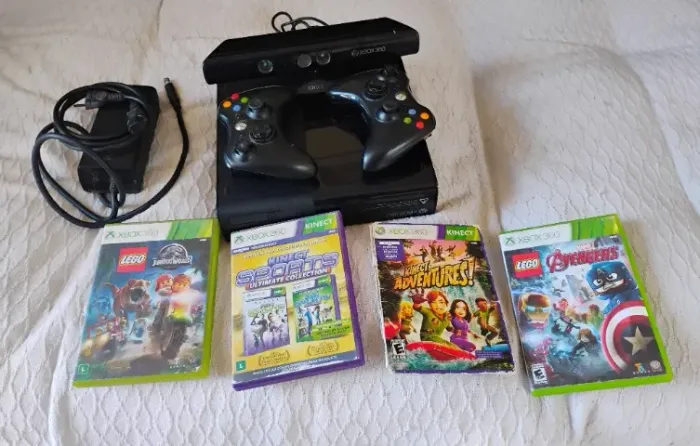 Xbox 360, com 5 jogos originais e 2 controles já com Kinect para você se divertir!