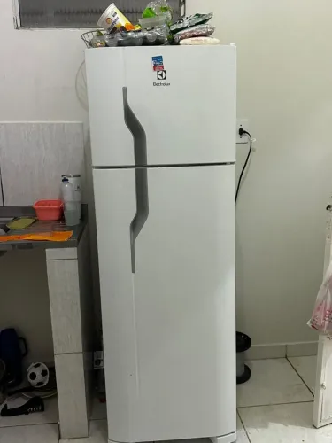 Vende-se geladeira eletrolux 3.000,00 *-so zap