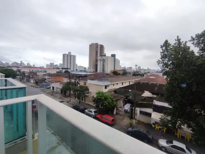 LINDO STUDIO REFORMADO PARA LOCAÇÃO, COM UMA PEQUENA SACADA NO MACUCO EM SANTOS;