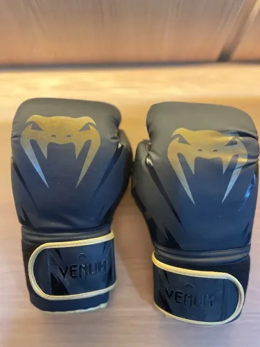 Luva Venum Boxe/Muay Thai Preta e Dourada Luva Venum original para boxe