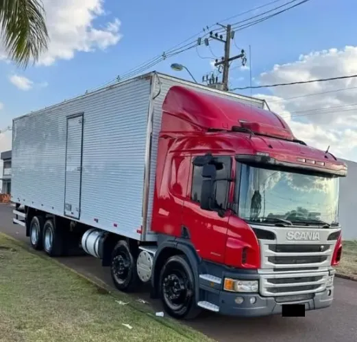 Scania P 310 8x2 ano 2014 baú 9,5m