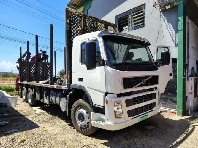 Caminhão volvo transtora com munck florestal 