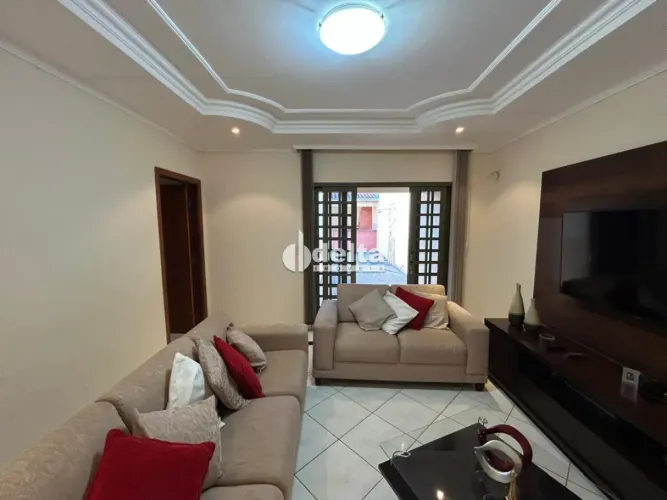 Casa residencial disponível para venda no bairro Santa Mônica em Uberlândia-MG.