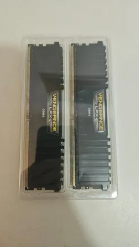 Memória RAM Corsair 2x8GB DDR4