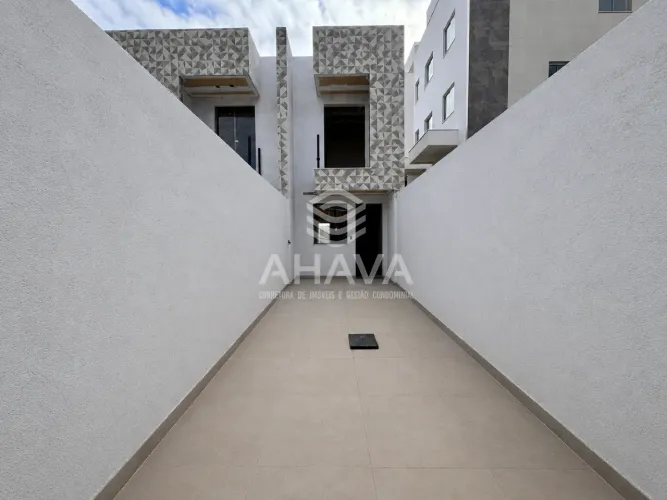 Casa Geminada com 2 Suítes à Venda, 1 Vaga, 100m², Bairro Santa Mônica, próximo a Rua Éric