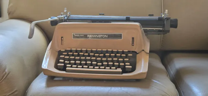 Máquina de escrever Remington Sperry Rand com tecla Cr$ - Vintage Colecionador