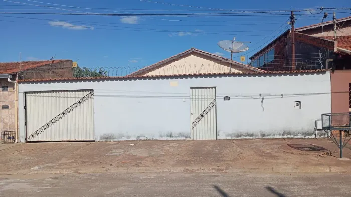 VENDE-SE CASA COM 4 QUARTOS DE 232,00m² NA VILA PEDROSO.
