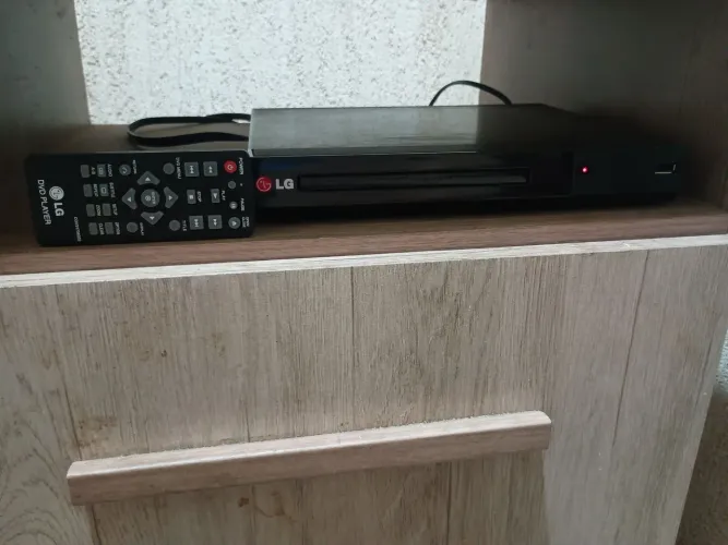 Aparelho de DVD LG DP132 quase novo + 5 filmes originais