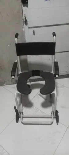 Cadeira de rodas sanitária