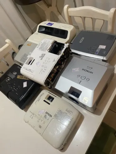 LOTE COM 6 PROJETORES EPSON / INFOCUS / HITACHI - PARA CONSERTO OU PEÇAS ? OPORTUNIDADE